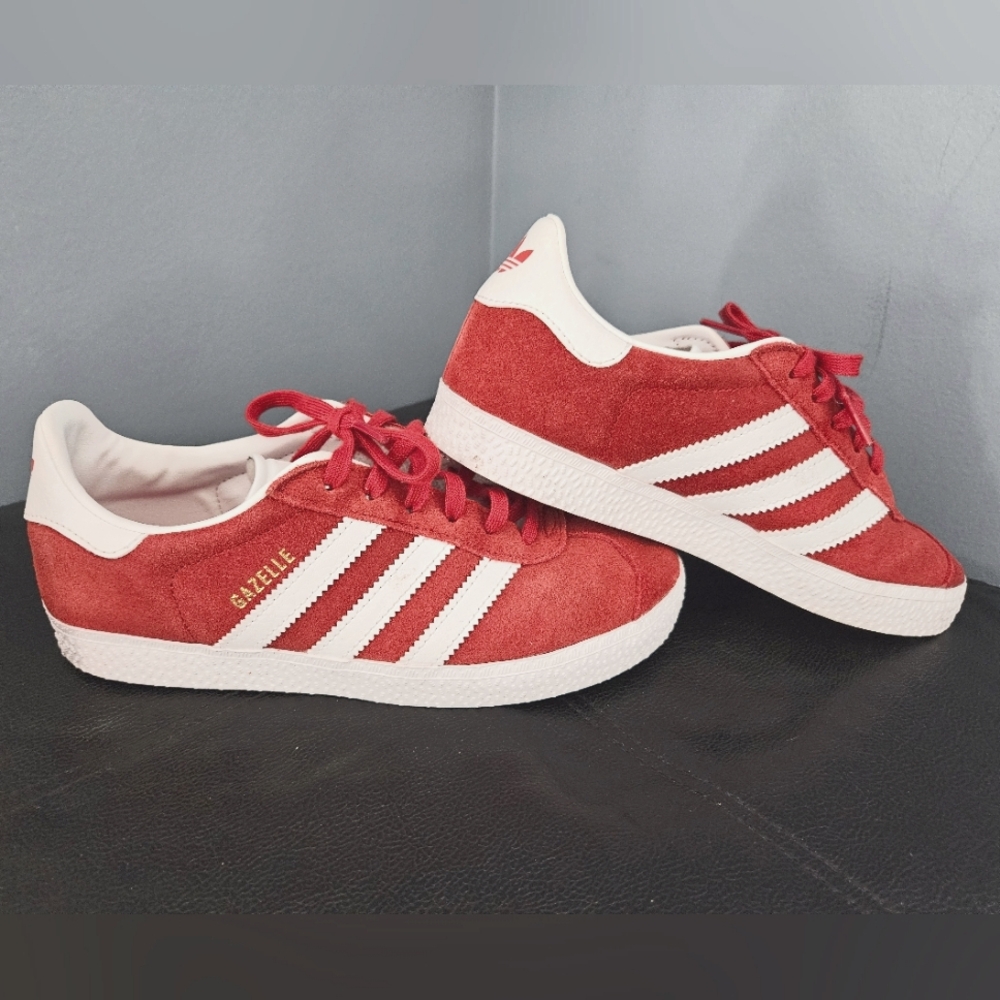 Adida Gazelle size 3Y Red